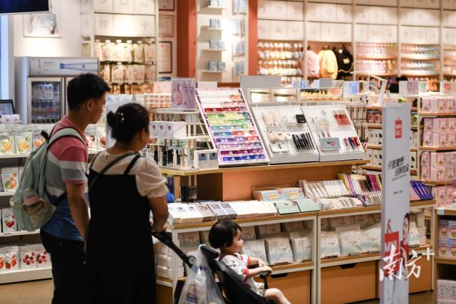 今年1-4月，清远全市实现社会消费品零售总额183.4亿元，同比增长23%，消费市场取得开门红，消费继续成为推动经济增长的“发动机”。 记者 曾亮超 摄
