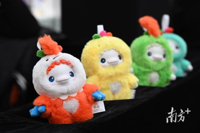 “萌龙天团”盲盒共5个SKU，分为4个常规款以及1个隐藏款。