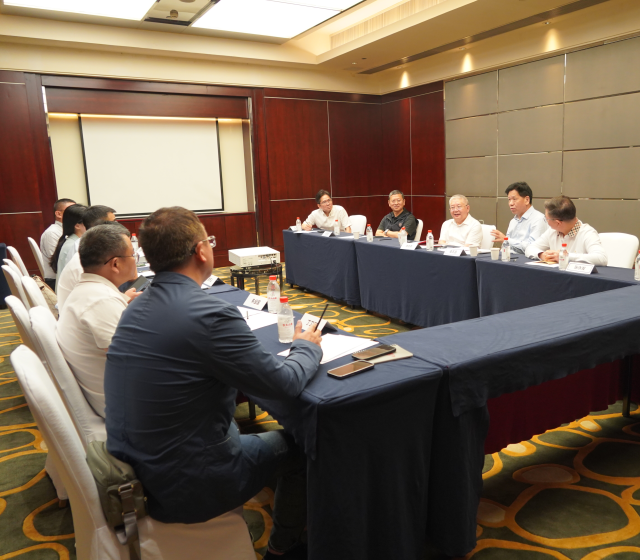 日前，饲料行业科创企业座谈会在广州举行。中国饲料工业协会副会长兼秘书长秦玉昌、广东省饲料行业协会会长蒋宗勇出席会议，智特奇、诚一科技、汇标检测、科虎生物、科城环保、嘉德乐、优百特、巨元生化等饲料行业科创企业参会交流。