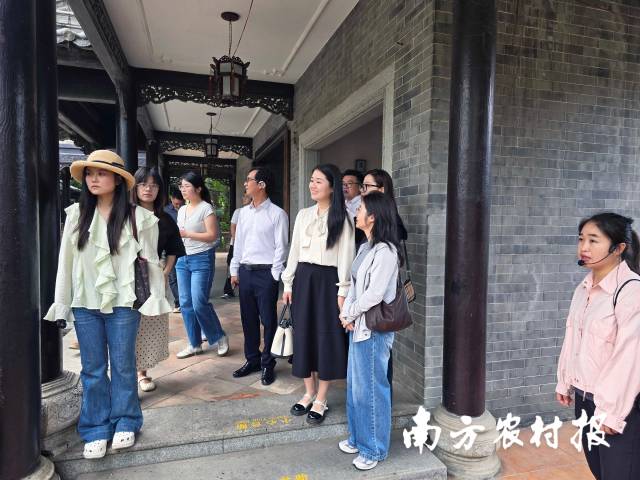 选手参观粤晖园。