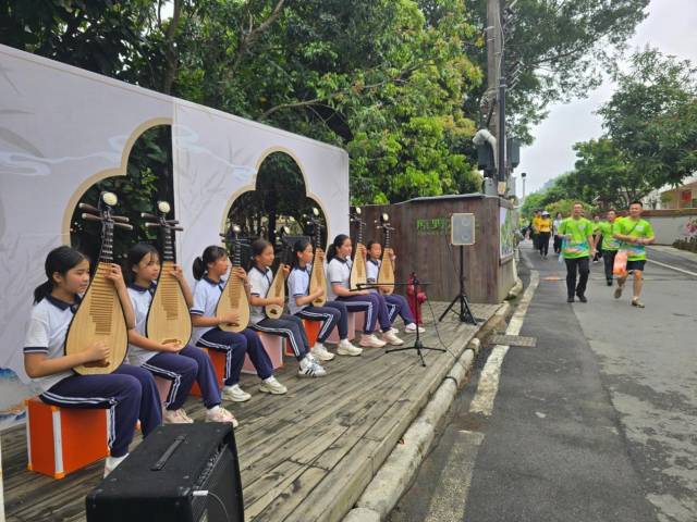 沿途设有戏曲、木偶戏、音乐表演等，活动内容丰富。