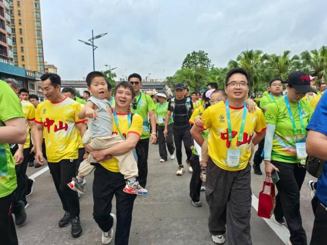 不少参与者带着孩子一起参加徒步，在行进中感受“博爱之城”的温度。