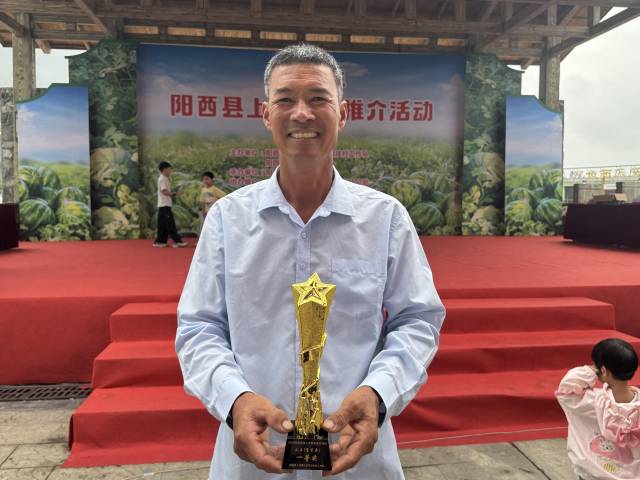 孙旭权获得重量类“瓜王”一等奖