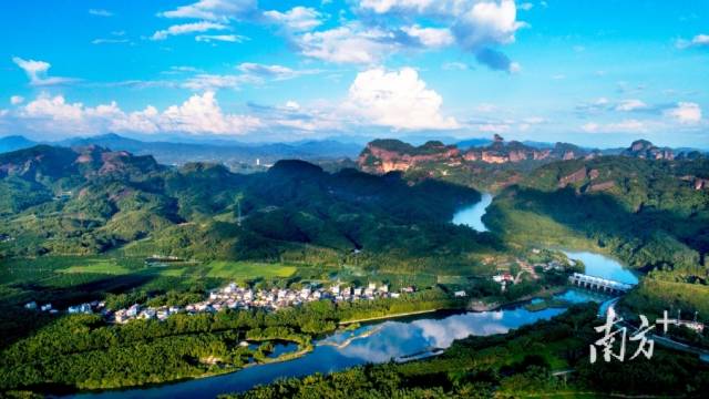 水绕丹霞,龙全明摄