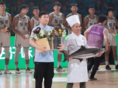 礼物互换！粤BA赛场闪现东莞烧鹅＆汕尾海鲡鱼