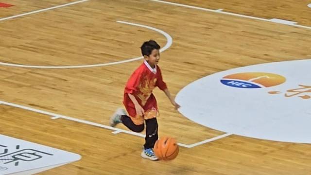 视频｜佛山小“詹姆斯”粤BA中场炫技，炸翻全场