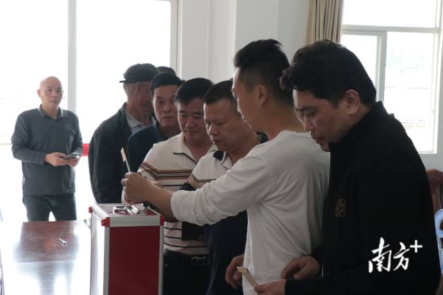 仙美村村民排队捐助。 南方+ 董志豪 拍摄