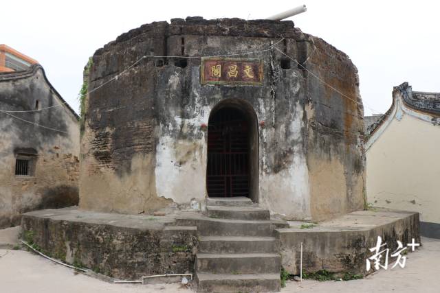 文昌阁首层八角形夯土墙。 南方+ 董志豪 拍摄