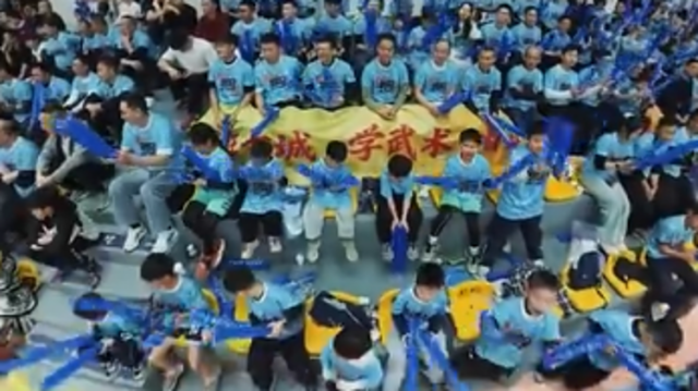 全景视角对准粤BA揭阳主场球迷们的热情呐喊