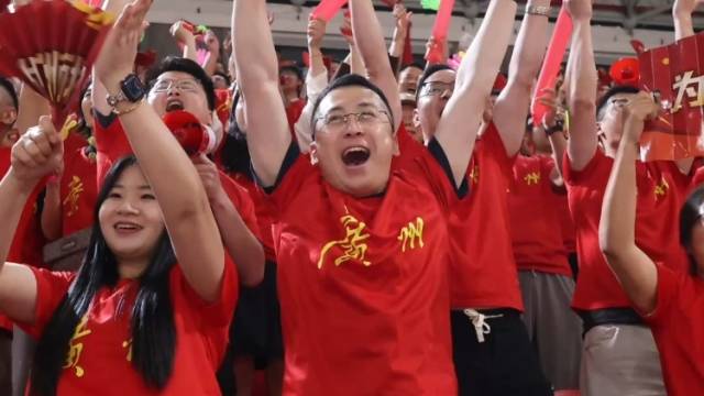 广州队首胜！观众：很自豪很骄傲