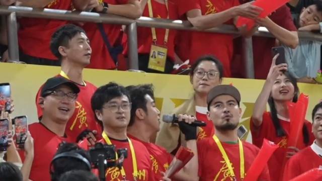 《外来媳妇本地郎》演员现场齐唱海阔天空