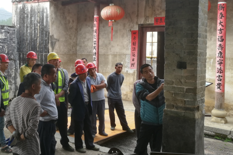 施工现场，欧阳仑为乡村工匠培训讲解。