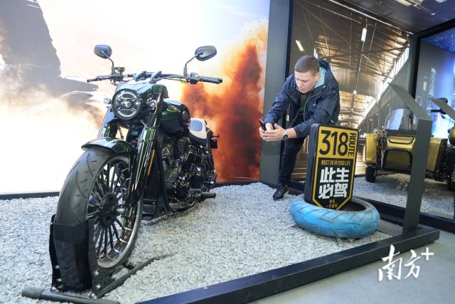 外国客商选购摩托车。