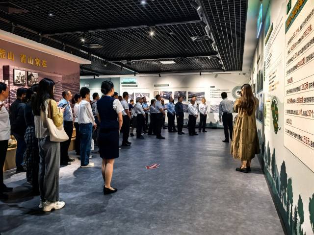 讲解员在“绿化历程”展区讲解