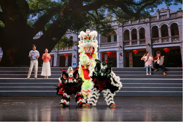 广东省湛江遂溪龙湾龙狮艺术团在颁奖典礼上表演《岭南雄狮飞跃刀山过火海》