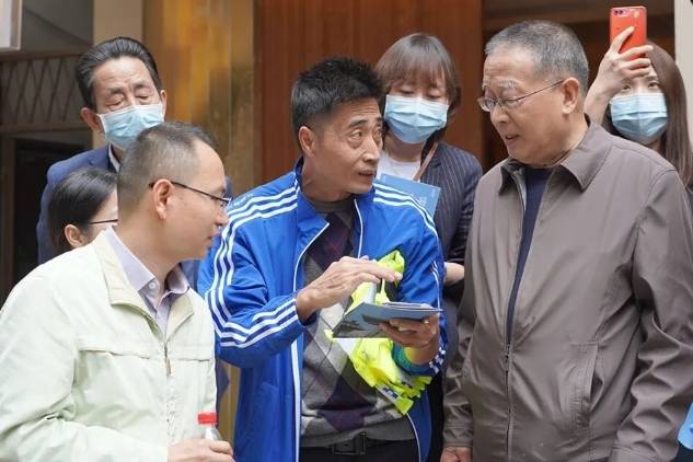 南头古城更新项目现场，文保专家马炳坚（前排右一）同欧阳仑（中）交流。