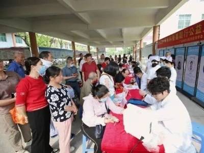 义诊+科普+帮扶，省精准医学会在开平开展基层科普行活动