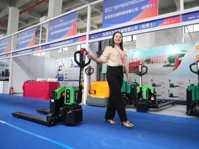 视频｜在恩平机博会，我开了一辆“不用驾照”的叉车