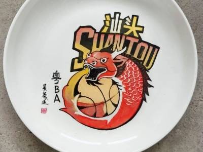 粤BA汕头队收到的这件文化瓷盘，出自潮南区省级非遗大师之手