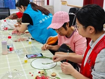 黄花岗街道开展永生花团扇DIY活动，帮助女性群体释放身心压力