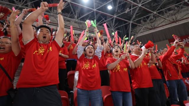 视频｜啤酒畅饮，吃饭打折！大雨浇不灭粤BA球迷的热情