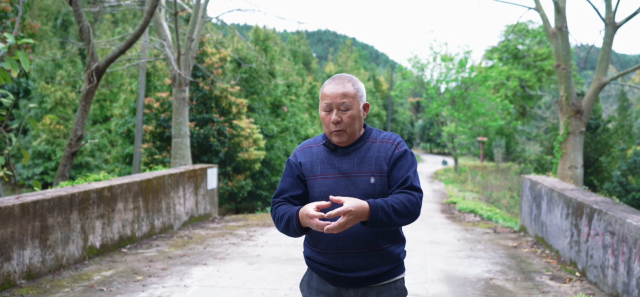 退休护林员龙醒华在讲述过去同乐林场的造林经历