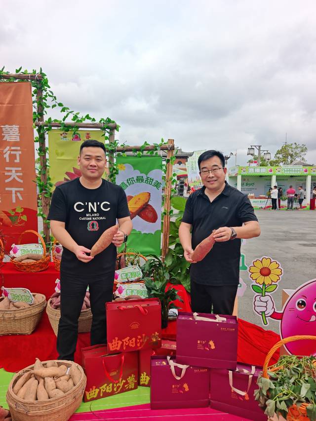 曲阳县农业农村局局长谷天龙（右）。