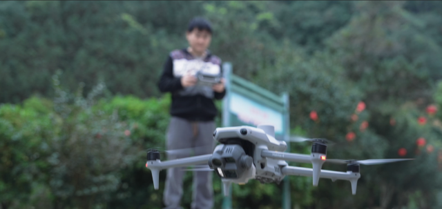 新一代的林场人在使用无人机进行巡护