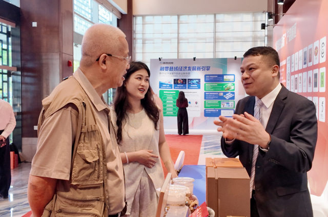 与会嘉宾在现场三冠陈皮展位交流