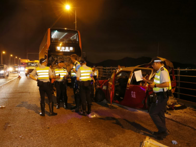 香港青马大桥一公交车撞上出租车，致2人死亡