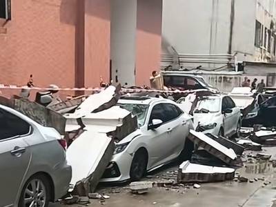 东莞一围墙暴雨中倒塌致7辆车被砸｜在+帮办