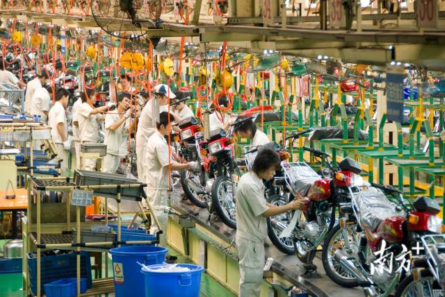 大长江集团摩托车生产车间。周华东 摄