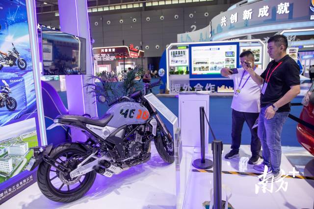 中非经贸博览会现场，广东馆展示的摩托车引发关注。南方+记者 张令 摄