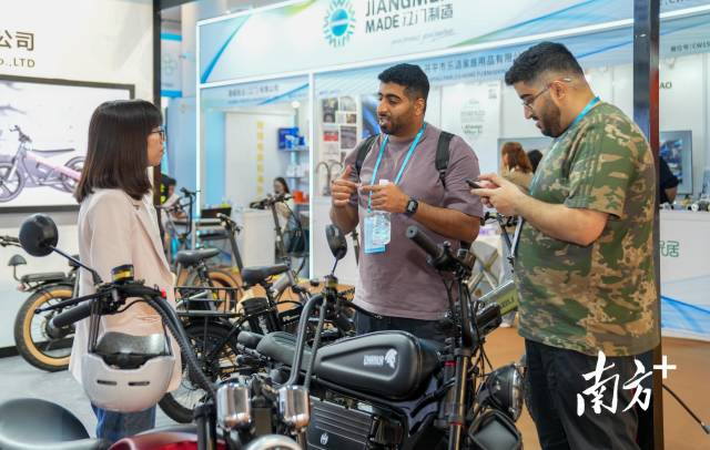 广交会上的江门造摩托吸引了众多境外采购商参观。南方+记者 钟志辉 摄