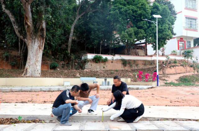 图为德庆县委巡察干部在新圩镇山咀村了解村道硬底化建设相关情况。（德庆县纪委监委供  陈冠宇 摄）
