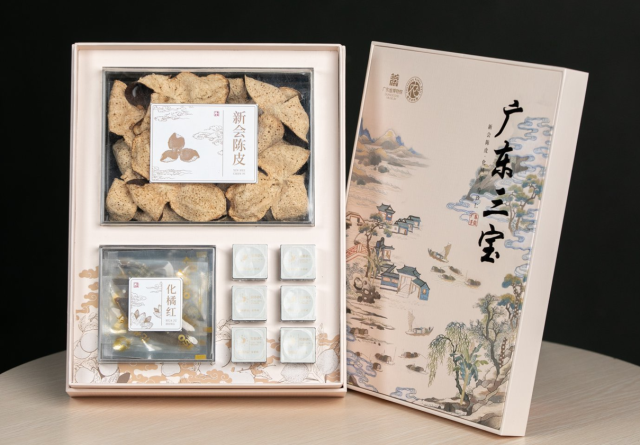 南方农村报社与广东省博物馆联名产品——广东三宝典藏款礼盒