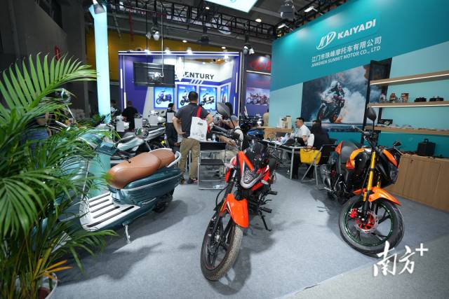 广交会上，江门珠峰摩托受到客商喜爱。