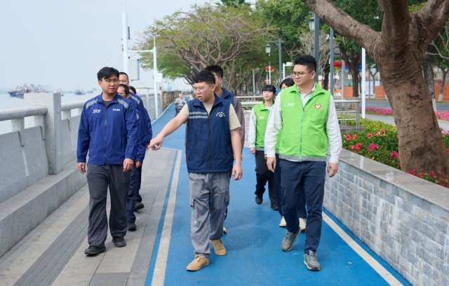 部门指导员带领综合服务队、青年干部检查水利设施隐患。