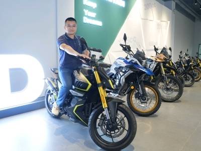 视频｜在江门珠峰摩托，我们看到了张雪主导设计的机车