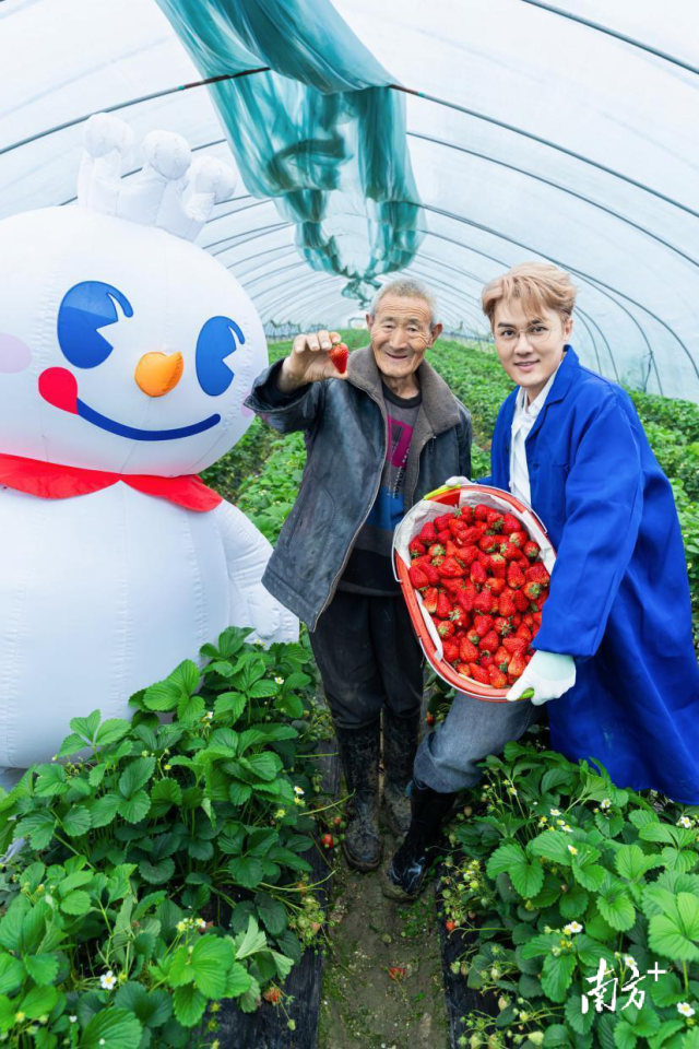 蜜雪冰城联合歌手吴克群助农。