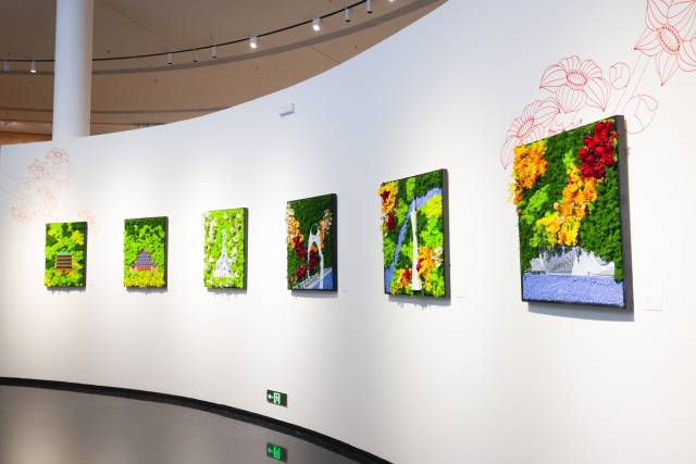 花城艺术馆里，苔藓与珠花搭配出的艺术品，将春天框进了画里。