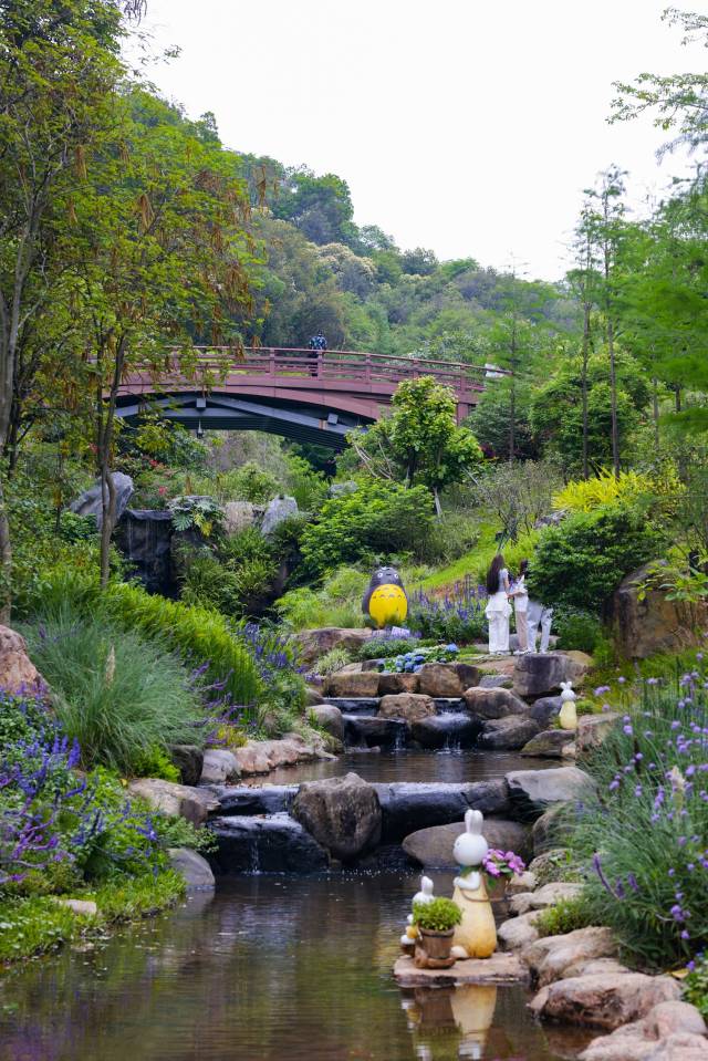 溪水潺潺，溯溪而上，仿佛闯进了童话世界。