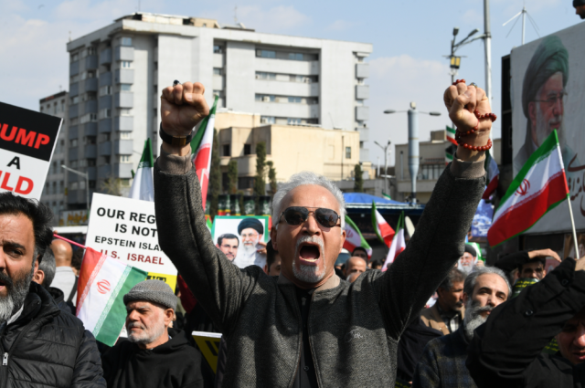 4月1日，在伊朗首都德黑兰革命广场，民众参加为伊朗伊斯兰革命卫队海军司令坦格西里、伊朗武装部队总参谋长顾问贾姆希德·埃哈基及伊朗武装部队军事人员举行的告别仪式。新华社发