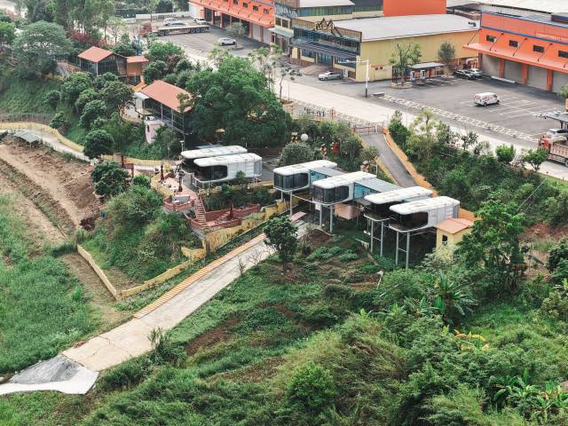 太空舱民宿依江而建，纵览西江美景。