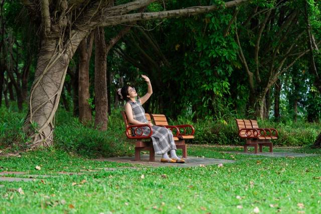 在绿意中闲坐，享受万物清明的春天。