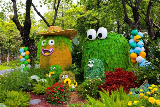 低碳艺术展里的“小怪兽”，呆萌可爱，像森林中的精灵。