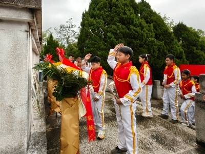 红色薪火，青春向党！兴宁250余名青少年同上“纪念碑下的思政课”