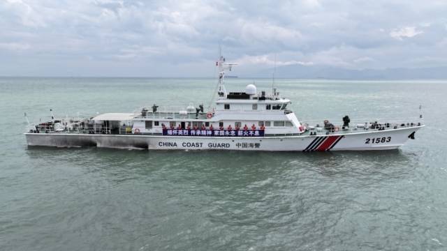 一束菊花，一声长笛，广东海警开展清明祭奠活动