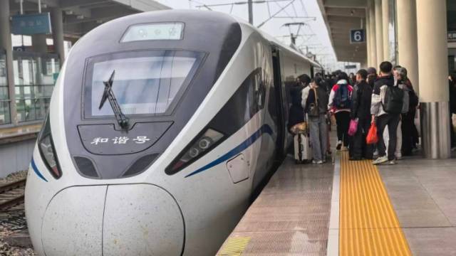 高铁潮汕站迎清明客流高峰，基本通宵运行