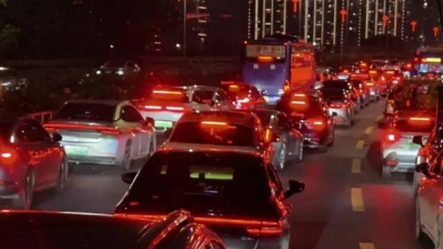 “堵成停车场”！深圳到处人从众！有人称3小时挪了不到5公里